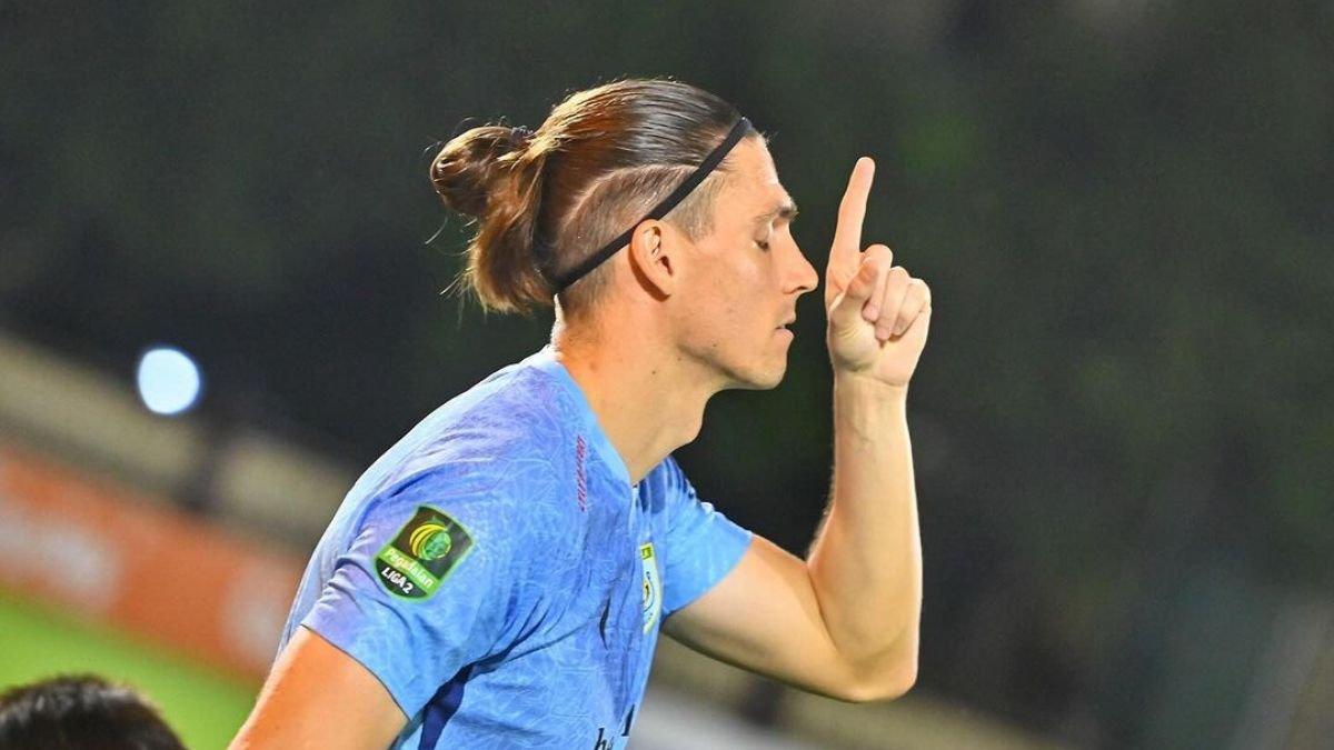 Inilah potret dari Jonny Campbell, bek Persela Lamongan.