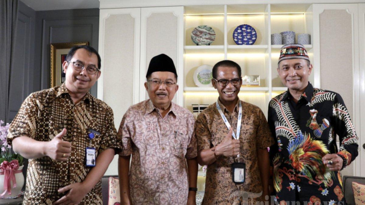 Wakil Presiden ke-10 dan 12 RI Jusuf Kalla bersama CEO Tribun Network Dahlan Dahi, Direktur Pemberitaan Tribun Network Febby Mahendra Putra, Commercial Director Tribun Network H Ciptyantoro dan GM Tribun Event Gunawan Samiadji usai wawancara khusus dengan Tribun Network di Kediaman Jusuf Kalla di Jakarta, Jumat (12/5/2023).