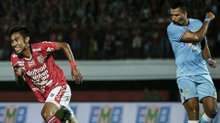 Kapten Bali United, Fadil Sausu (kiri) dalam laga kontra Persela Lamongan pada Jumat (22/2/2019)