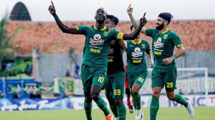 Kapten Persebaya Surabaya, Makan Konate, melakukan selebrasi setelah mencetak gol ke gawang Madura United pada ajang Piala Gubernur Jatim 2020.
