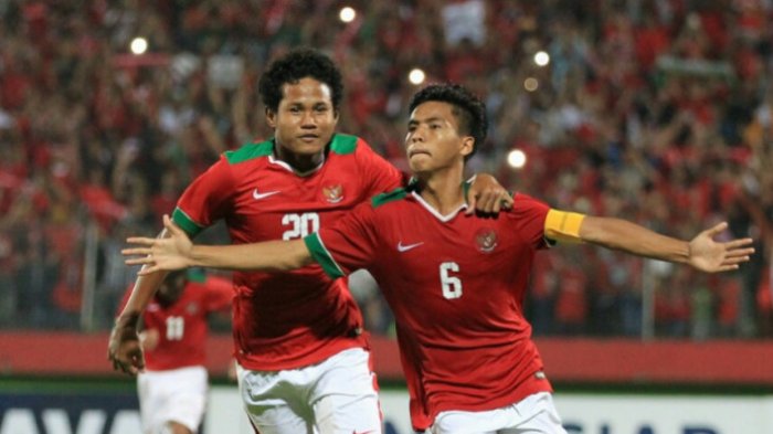Kapten timnas U-16 Indonesia, David Maulana (kanan), merayakan gol ke gawang Filipina dalam laga Grup A Piala AFF U-16 2018 di Stadion Gelora Delta, Sidoarjo, Minggu (29/7/2018).