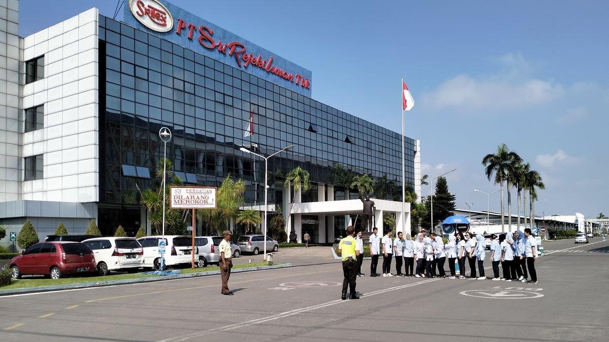 FOTO BERSAMA - Sejumlah karyawan Sritex saat berfoto bersama di kawasan PT. Sritex, Jumat (28/2/2025).