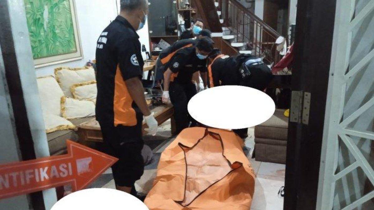 Polisi mengevakuasi jenazah di kasus anak di bawah umur bunuh ayah dan neneknya di Perumahan Taman Bona Indah Lebak Bulus, Jakarta Selatan, Sabtu (30/11/2024). Polisi masih dalami motif pembunuhan tersebut