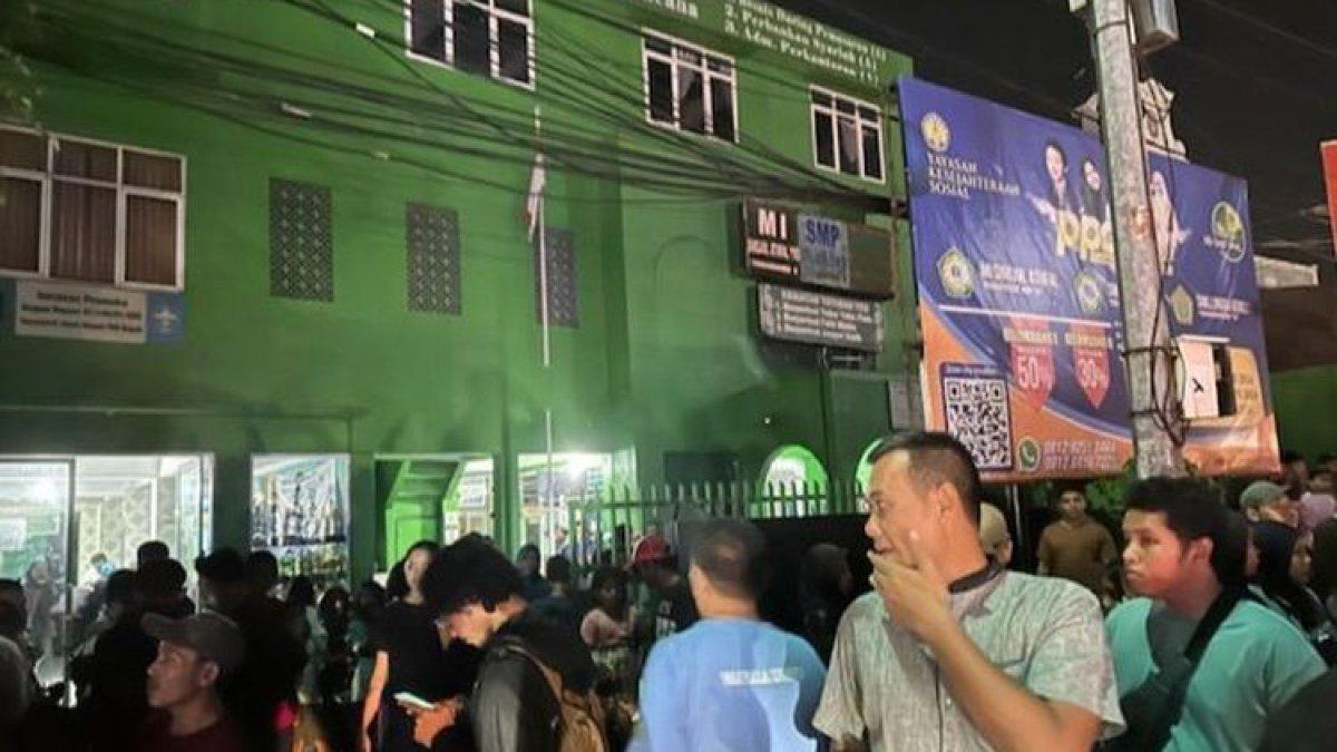 Sejumlah keluarga korban kecelakaan maut bus wisata di wilayah Ciater, Subang, Jawa Barat mendatangi SMK Lingga Kencana di Jalan Raya Sawangan, Rangkapan Jaya Baru, Pancoran Mas, Kota Depok, Jawa Barat pada Sabtu (11/5/2024) malam.