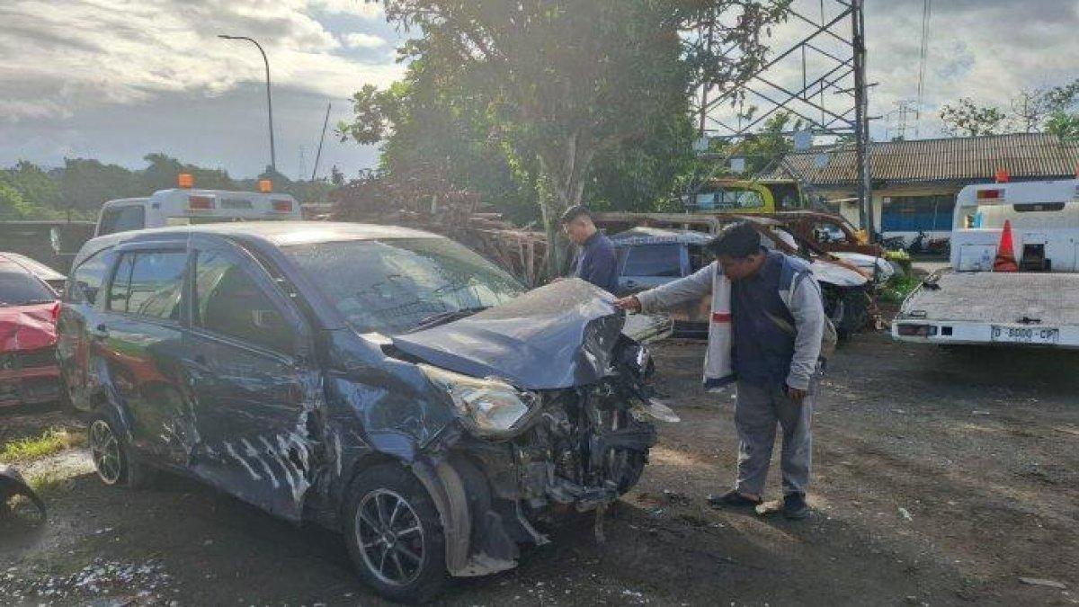 KECELAKAAN TOL CIAWI - Bangkai kendaraan yang terbakar dalam kecelakaan di Gerbang Tol Ciawi kini berada di Kantor PJR Ciawi.