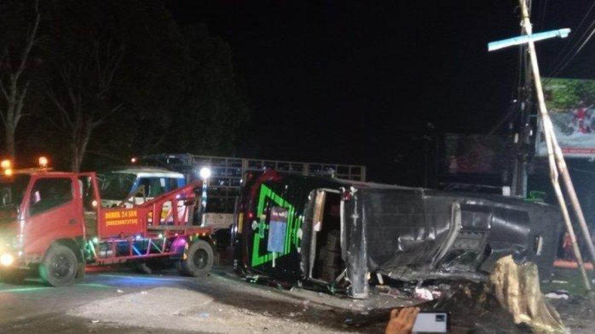 Bus Trans Putera Fajar yang membawa rombongan pelajar SMK Lingga Kencana Depok sedang dievakuasi. Bus tersebut mengalami kecelakaan di Ciater, Subang, Sabtu (11/5/2024).