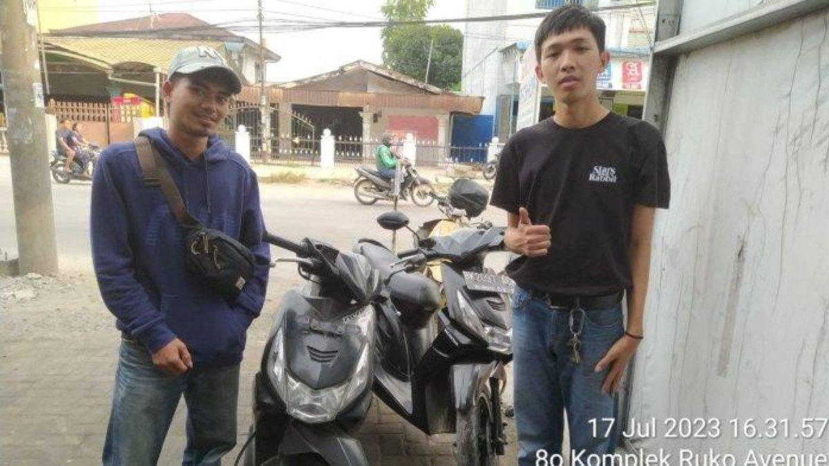 Kedua belah pihak saat mengembalikan motor yang tertukar.