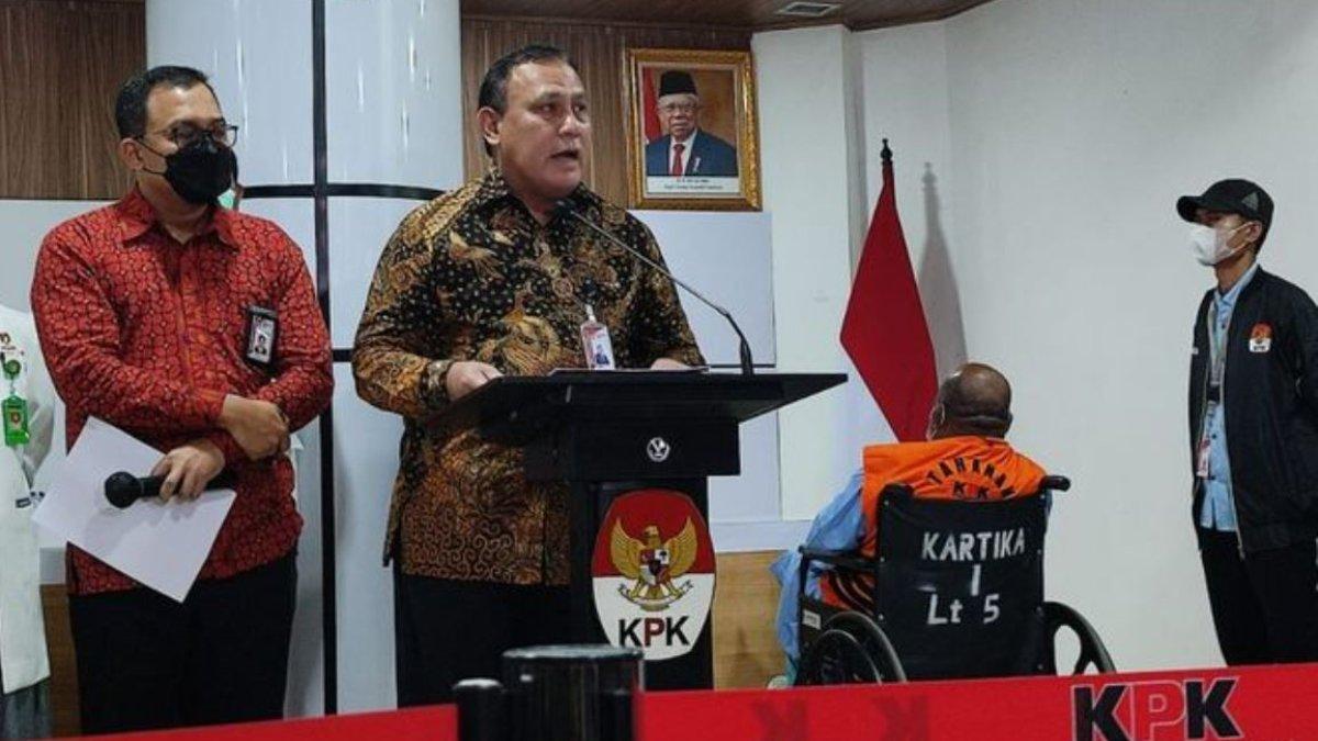 Ketua Komisi Pemberantasan Korupsi (KPK) Firli Bahuri dalam konferensi pers (konpers) terkait Gubernur Papua Lukas Enembe yang sudah berstatus tersangka, Rabu (11/1/2023). Lukas ditangkap kemarin, Selasa (10/1/2023), di Papua dan langsung diterbangkan ke Jakarta untuk menjalani pemeriksaan di RSPAD.