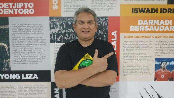 Ketua The Jakmania, Ferry Indrasjarief, berpose di kantor Persija Jakarta, di kawasan Duren Tiga, Jakarta Selatan, Rabu (6/2/2019).