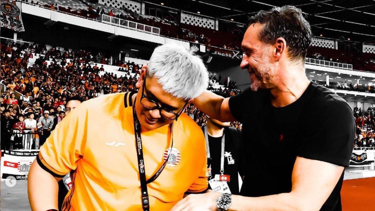 Ketua Umum The Jakmania Diky Soemarno (kiri) saat bersama pelatih Persija Jakarta Thomas Doll.