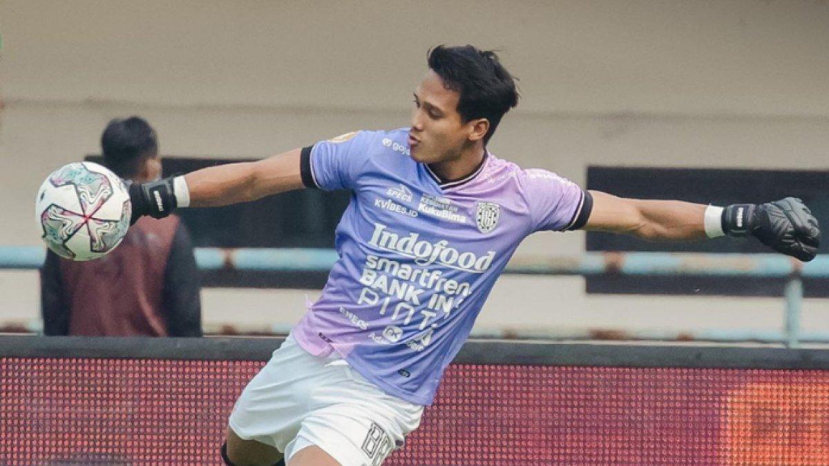 Kiper Bali United, Muhammad Ridho pada pertandingan melawan Persib Bandung di Liga 1 2022