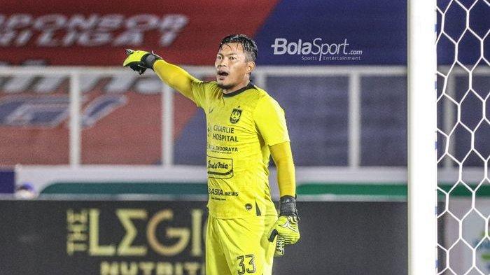 Kiper PSIS Semarang, Joko Ribowo, sedang memberikan intruksi kepada rekan-rekannya dalam laga pekan keempat Liga 1 2021 di Stadion Madya, Senayan, Jakarta, 25 September 2021. Joko Robowo panen pujian dari Ian Gilan saat PSIS Semarang mengalahkan Barito Putera di Stadion Sultan Agung, Bantul, Yogyakarta pada Rabu (20/10/2021).