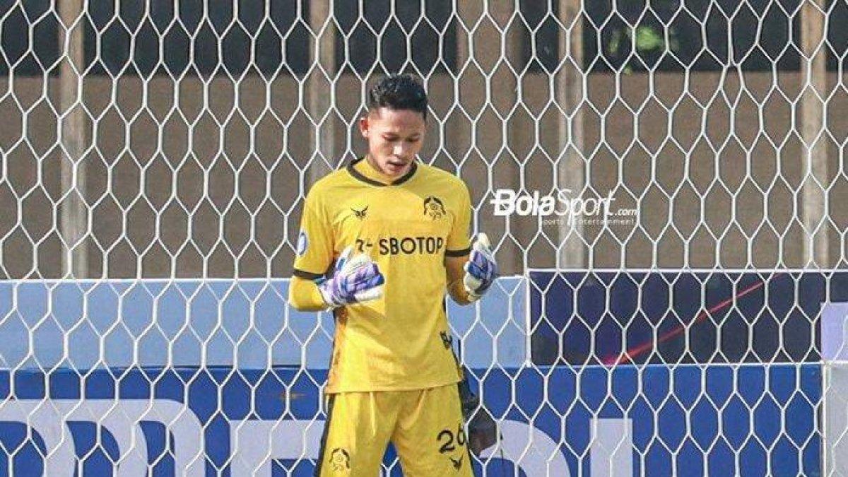 Kiper Tira Persikabo, Syahrul Trisna Fadillah, sedang memanjatkan doa.