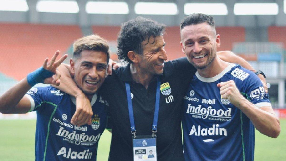 Momen kebersamaan Marc Klok dan Luis Milla di Persib Bandung pada gelaran Liga 1 2022/2023.