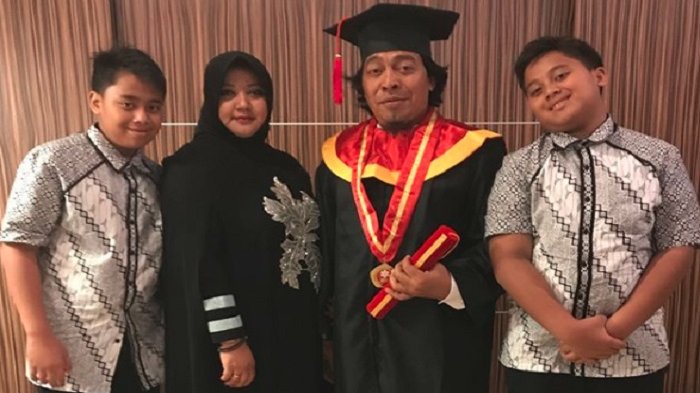 Komeng Wisuda ditemani keluarga