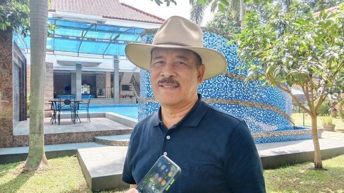 Komisaris PT Persib Bandung (PBB) Umuh Muchtar saat diwawancara awak media di kediamannya di Ciluluk, Tanjungsari, Sumedang, Jawa Barat Senin (13/12/2021). Umuh Muchtar menyatakan sudah menyiapkan bonus bagi pemain Persib jika menang lawan Arema FC.