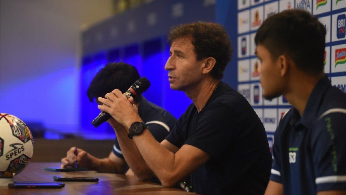 Konpers pelatih Persib Bandung, Luis Milla 8 April 2023.