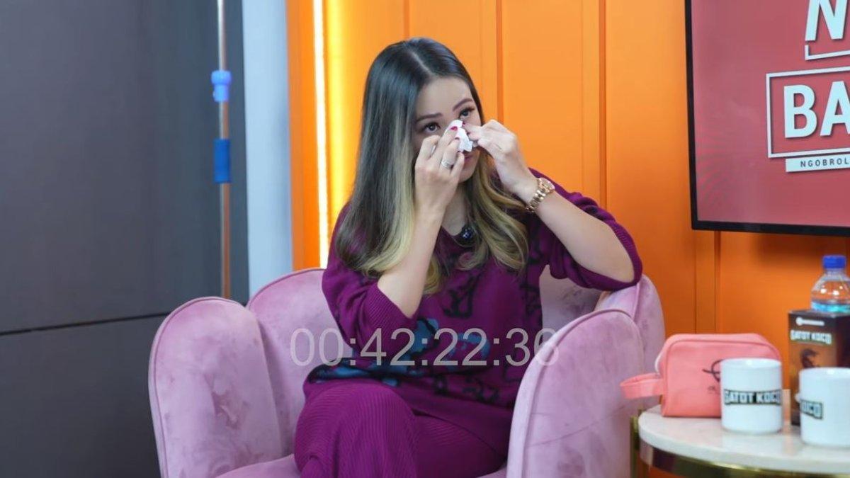 Tangisan Lady Nayoan saat menceritakan perselingkuhan yang diduga dilakukan suaminya, Rendy Kjaernett dengan sahabatnya, Syahnaz Sadiqah, Kamis (22/6/2023).