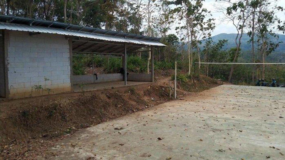 Lapangan bola voli di Desa Negarajati, Kecamatan Cimanggu, Kabupaten Cilacap, inilah tempat perundungan pelajar SMP terjadi dan menjadi viral. Lapangan ini berada di perkebunan warga yang jauh dari permukiman atau sekitar 2 kilometer dari SMP Negeri 2 Cimanggu tempat korban dan pelaku perundungan belajar.