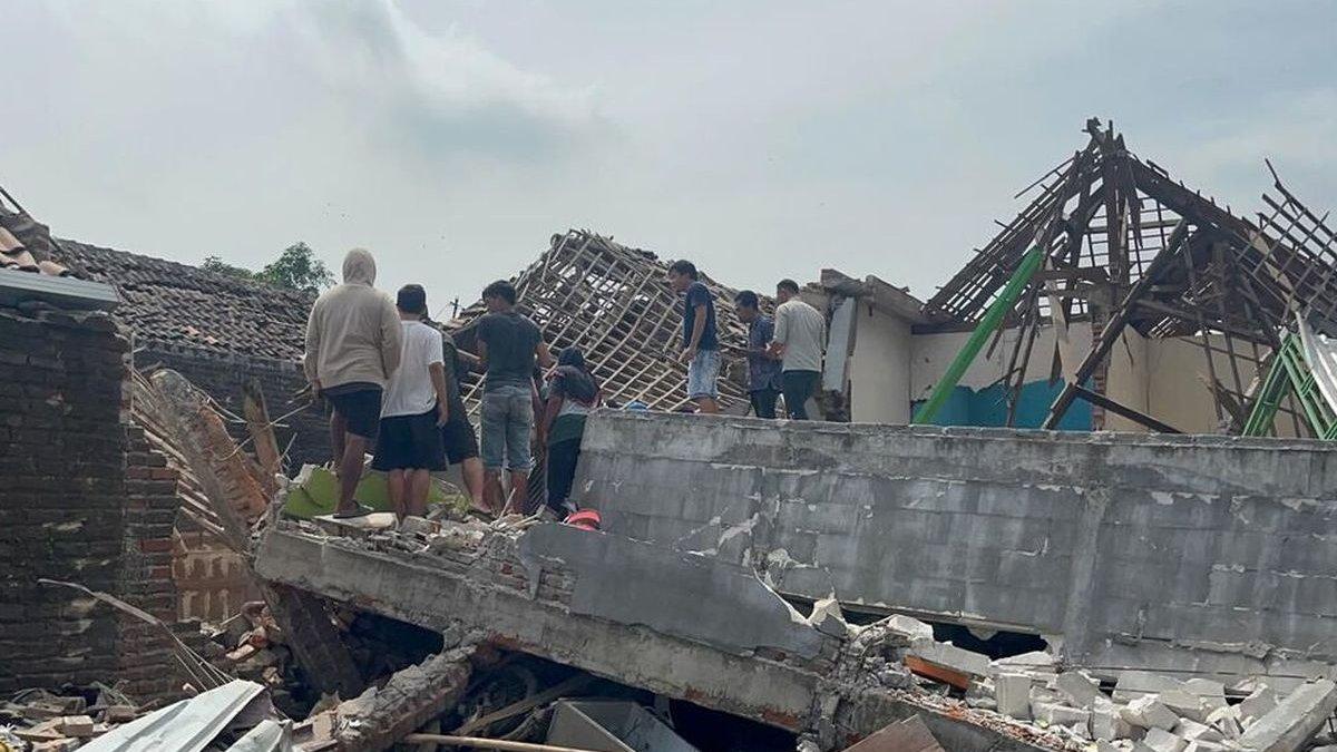 Kondisi rumah yang porak poranda akibat ledakan di Desa Sumolawang, Kecamatan Puri, Kabupaten Mojokerto, Jawa Timur, Senin (13/1/2024) pagi.