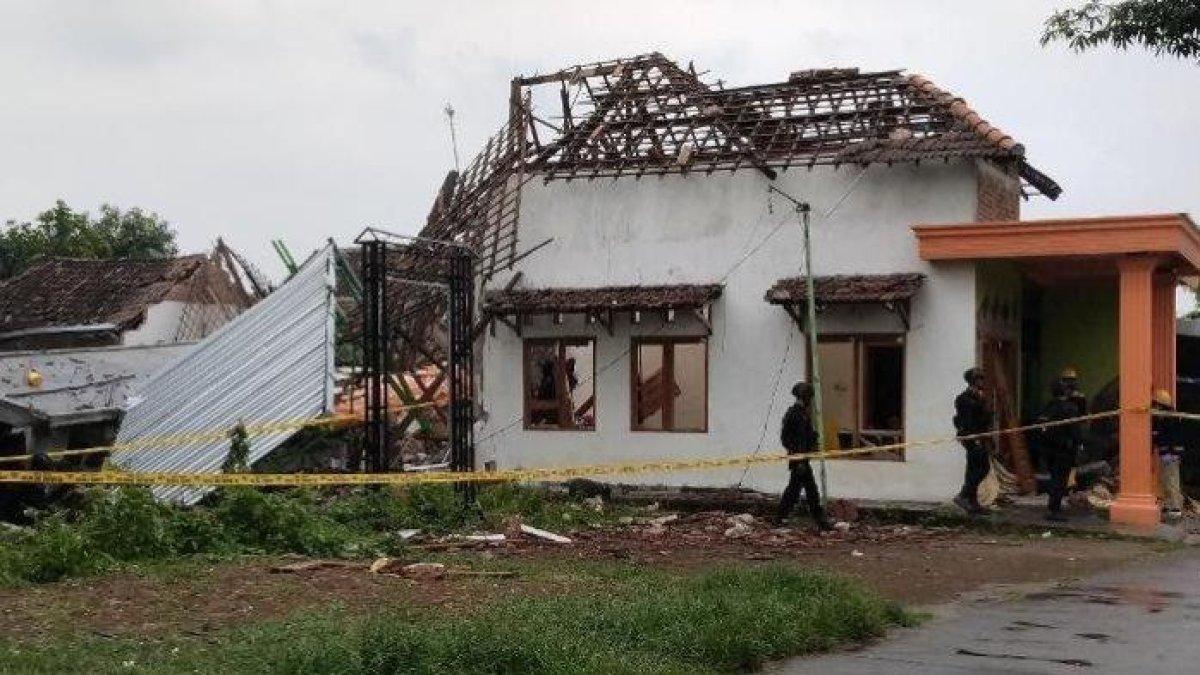 Kondisi rumah polisi hancur usai terjadi ledakan di Desa Sumolawang, Kecamatan Puri, Kabupaten Mojokerto, Senin (13/1/2025).