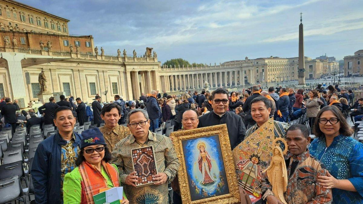 Lima hadiah istimewa yang dibawa PWKI untuk disampaikan kepada Paus Fransiskus di Basilika St Petrus, Rabu (16/11/2022).