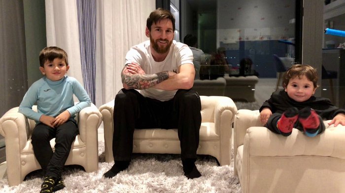 Lionel Messi bersama kedua putranya, Thiago dan Mateo