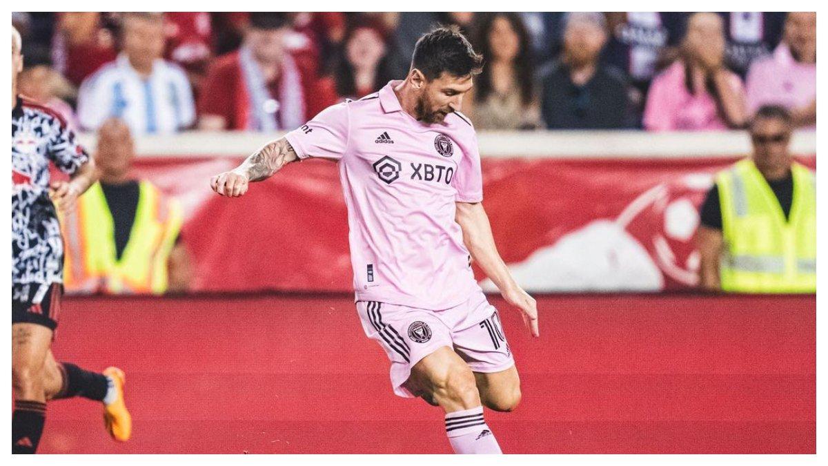 Foto lionel messi yang akan mencetak gol ke gawang nashville.