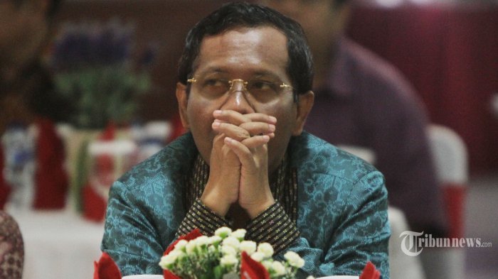 Mantan Ketua Mahkamah Konstitusi (MK), Mahfud MD menghadiri acara simposium yang diadakan presidium Korps Alumni Himpunan Mahasiswa Islam (KAHMI), di Gedung MK, Jakarta Pusat (16/9/2014). Simposium ini bertemakan Cetak Biru Indonesia Masa Depan, dari KAHMI untuk Bangsa.