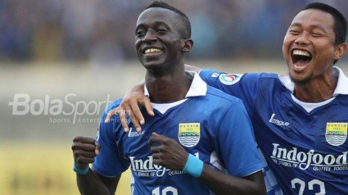 Makan Konate dan M. Ridwan, saat memperkuat Persib Bandung menghadapi New Radiant di Piala AFC 2015.