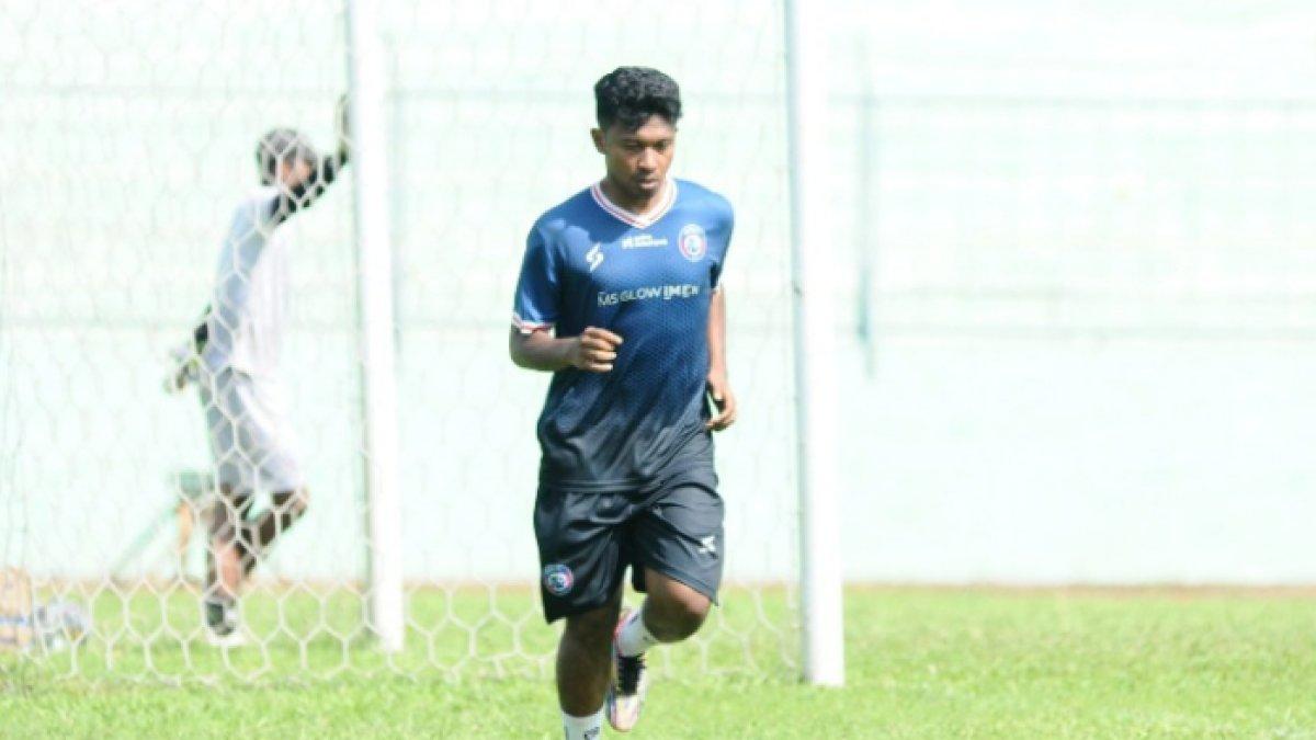 Mantan pemain Borneo FC, Rifad Marasabessy ikut dalam sesi latihan Arema FC di Stadion Gajayana, Malang, Senin (8/5/2023).