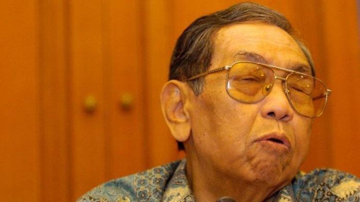 Mantan Presiden Abdurrahman Wahid (Gus Dur) yang juga Ketua Umum Dewan Syuro DPP Partai Kebangkitan Bangsa menjawab pertanyaan di Kantor PBNU, Jakarta, Jumat (29/7/2005). Gus Dur bersama sejumlah tokoh lintas agama membentuk Aliansi Masyarakat Madani untuk Kebebasan Beragama dan Berkeyakinan, ia meminta Mahkamah Agung segera menggelar sidang mengenai Ahmadiyah.