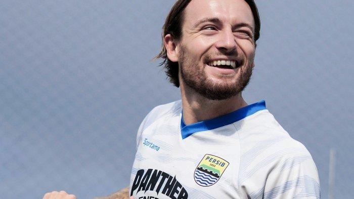 Marc Klok jalani sesi latihan perdana bersama Persib Bandung pada Jumat (2/7/20210 di Lapangan Sintetis Soccer Republic, Kota Bandung, Jawa Barat.
