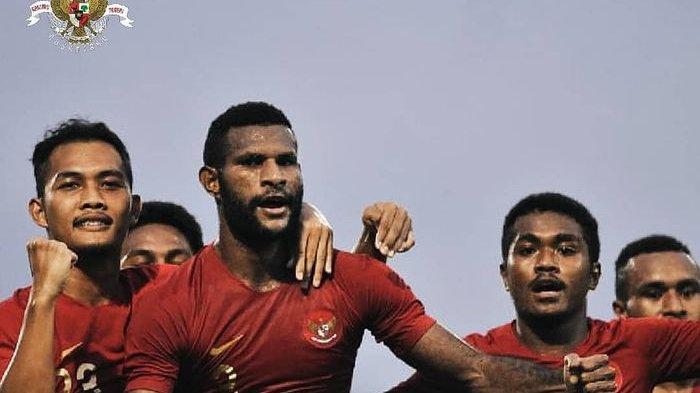 Marinus Wanewar bersama pemain timnas U-22 Indonesia merayakan gol yang dicetak saat melawan Madura United.