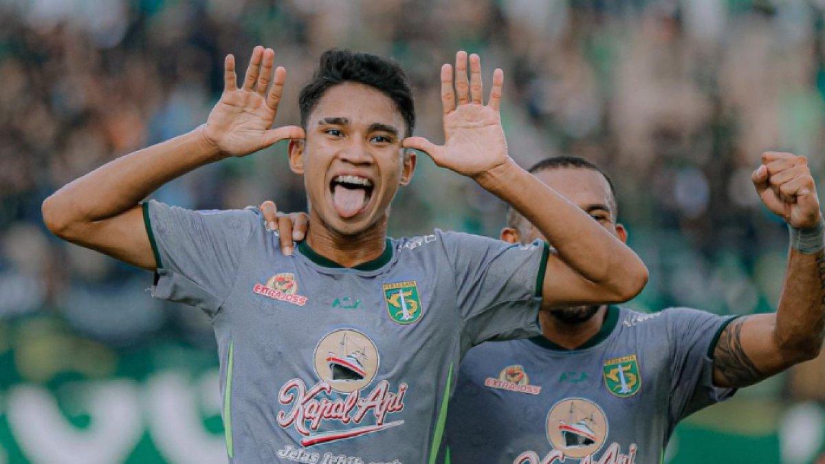 Gelandang muda Persebaya Surabaya, Marselino Ferdinan beserta rekannya berselebrasi setelah menjebol gawang lawan.