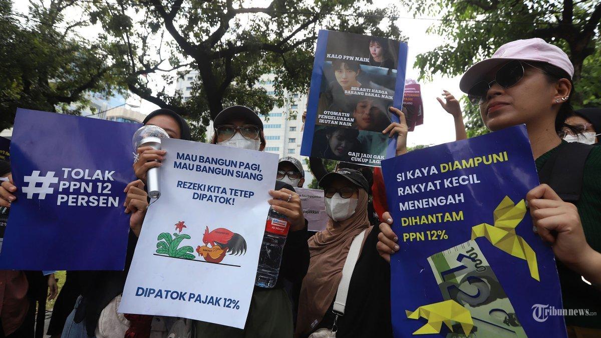 Sejumlah massa aksi dari berbagai elemen menggelar aksi unjuk rasa di depan Istana Merdeka, Jakarta Pusat, Kamis (19/12/2024). Aksi tersebut menolak kenaikan PPN 12 persen yang telah disetujui pemerintah karena mengakibatkan banyak kenaikan sejumlah barang. Tribunnews/Jeprima