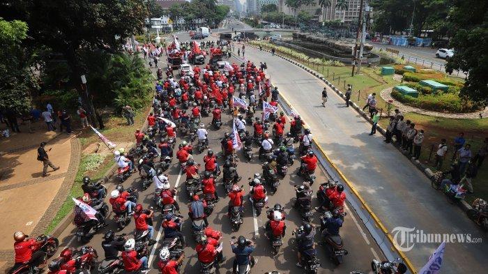 Massa buruh yang tergabung dalam Konfederasi Serikat Buruh Seluruh Indonesia (KSBSI) menggelar aksi unjuk rasa menolak pengesahan omnibus law Undang-Undang Cipta Kerja di Istana Merdeka, Jakarta Pusat, Senin (12/10/2020).