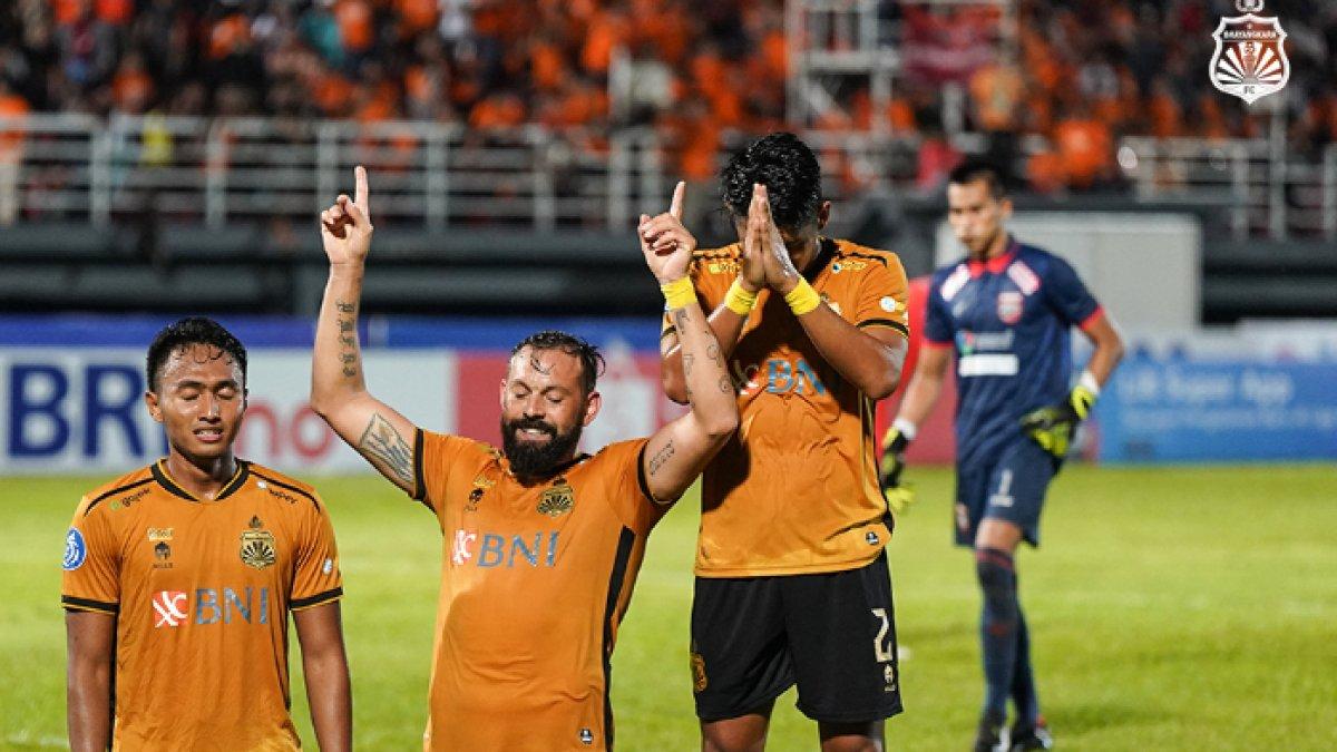 Gelandang andalan Bhayangkara FC Matias Mier saat melakukan selebrasi setelah mencetak gol ke gawang Borneo FC Sabtu (25/2/2023).