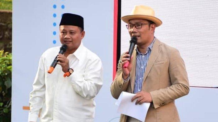 Wakil Gubernur Jawa Barat (memakai peci) Uu Ruzhanul, dan Gubernur Jawa Barat (pakai topi) Ridwan Kamil saat keduanya berada di acara Talkshow INFORMIL (Informasi Kang Emil), Jumat (6/9/2019)