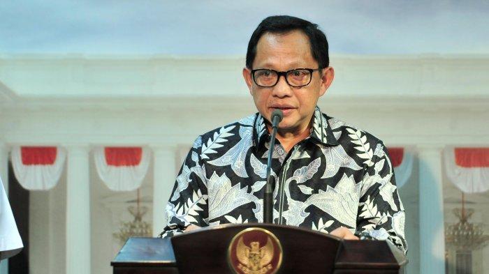 Mendagri Tito Karnavian menyampaikan keterangan kepada wartawan usai mengikuti rapat internal di Kantor Presiden, Jakarta, Jumat (3/1) sore.
