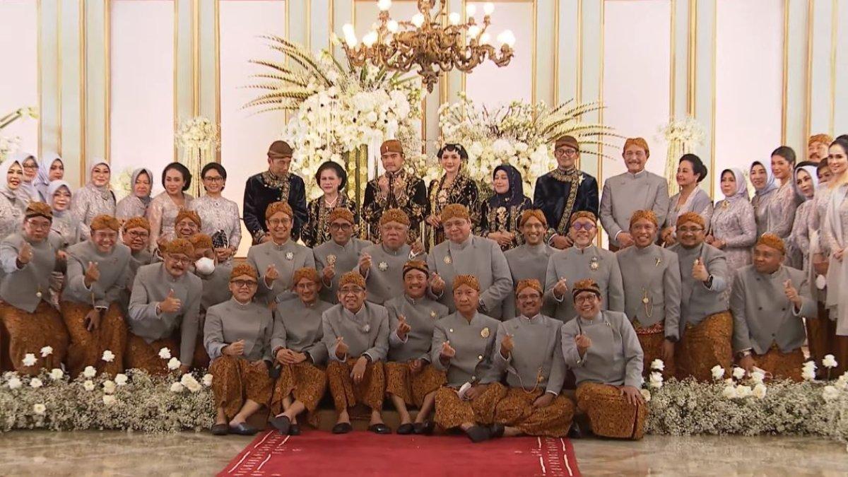 Para menteri dari Kabinet Indonesia Maju berfoto bersama di pernikahan anak bungsu Presiden RI Joko Widodo (Jokowi), Kaesang Pangarep dengan Erina Gudono, Minggu (11/12/2022).