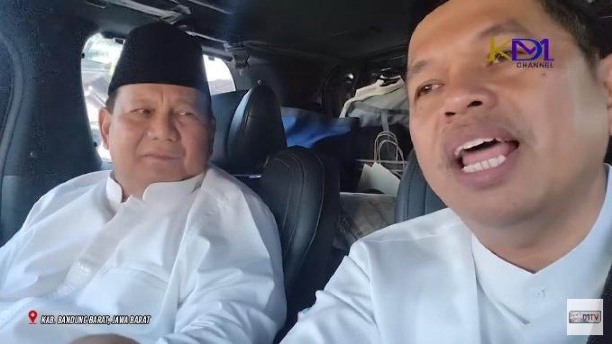 Menteri Pertahanan Prabowo Subianto (kiri) saat semobil dengan anggota DPR RI Dedi Mulyadi, Jumat (30/6/2023).