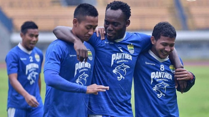 Michael Essien bersama rekan-rekannya di Persib Bandung