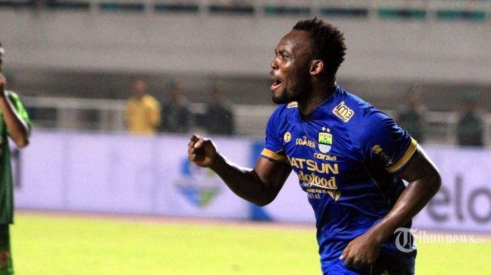 Pemain Persib Bandung Michael Essien merayakan gol