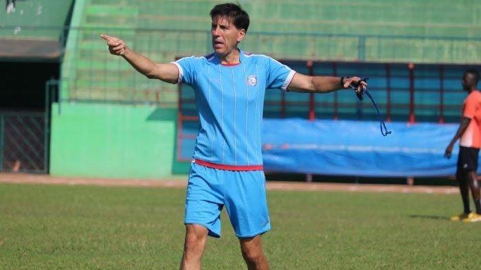 Milan Petrovic saat memimpin latihan di Arema FC