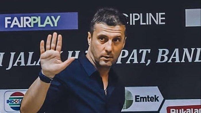 Miljan Radovic saat menyampaikan ucapan perpisahannya kepada seluruh jajaran Persib Bandung.