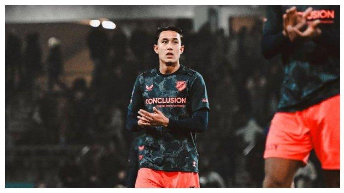 PROFIL PEMAIN -  Pemain keturunan Indonesia Miliano Jonathans saat memperkuat FC Utrecht dalam pertandingan melawan Heracles Almelo pada kompetisi Eredivisie 2024/25 (2/2/2025). Miliano masih belum menentukan ajakan menjadi pemain naturalisasi. (Website FC Utrecht - 26/2/2025).
