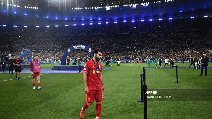 Gelandang Liverpool asal Mesir Mohamed Salah berjalan di lapangan setelah kemenangan Real Madrid dalam pertandingan sepak bola final Liga Champions UEFA antara Liverpool dan Real Madrid di Stade de France di Saint-Denis, utara Paris, pada 28 Mei 2022.