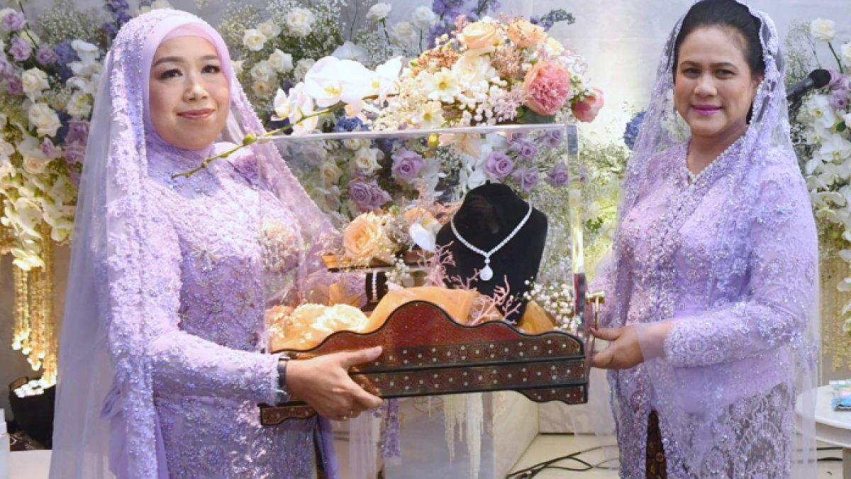 Momen Iriana Jokowi menyerahkan seserahan kepada calon besannya, ibunda Erina Gudono, Jumat (9/12/2022).