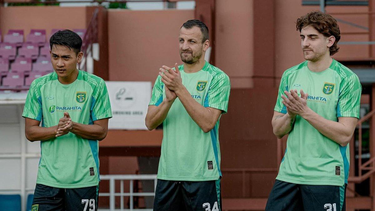 Dua dari kanan: momen latihan perdana dua pemain asing anyar Persebaya Surabaya, Dejan Tumbas dan Dime Dimov.